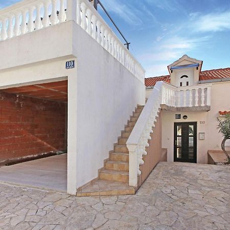 Lovely Apartment In Primosten With Kitchen Екстер'єр фото